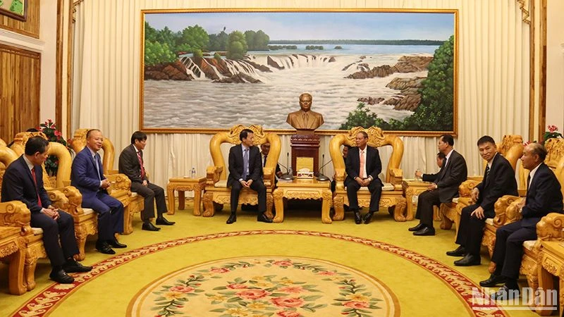 Phó Thủ tướng, Bộ trưởng Công an Lào tiếp Đoàn đại biểu Bộ Công an Việt Nam. (Ảnh: Trịnh Dũng)