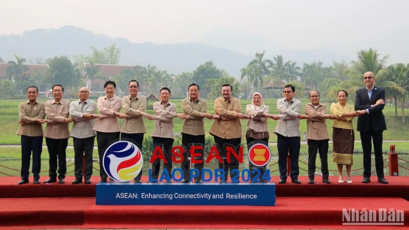 Các đại biểu chụp ảnh chung tại Hội nghị Bộ trưởng Tài chính ASEAN 28. (Ảnh: Trịnh Dũng)