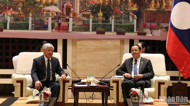 Thủ tướng Lào tiếp thân mật đồng chí Đỗ Văn Chiến và Đoàn đại biểu Mặt trận Tổ quốc Việt Nam. Ảnh: Trịnh Dũng