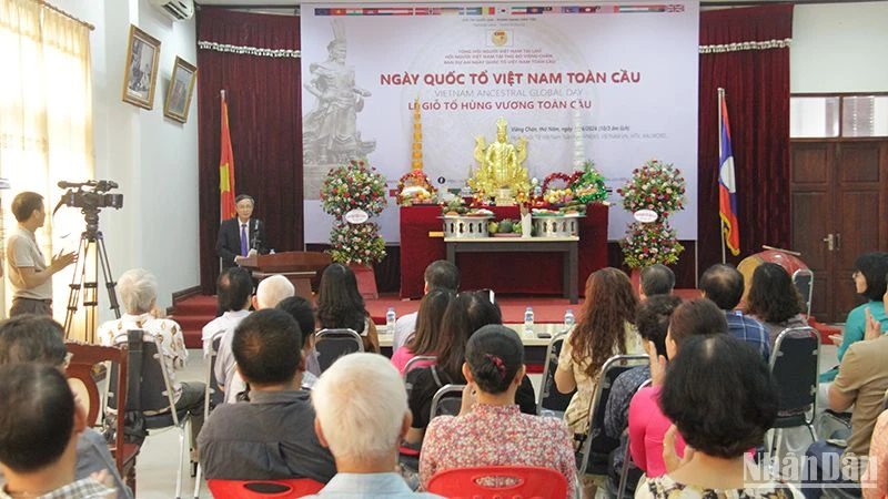 Sáng 18/4, tức ngày 10 tháng 3 Âm lịch, tại thủ đô Vientiane, Tổng hội người Việt Nam tại Lào trang trọng tổ chức Lễ Giỗ Tổ Hùng Vương. (Ảnh: Hải Tiến)