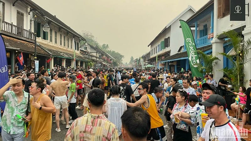 Khách du lịch tham gia lễ hội té nước tại thành phố Luang Prabang trong dịp Tết cổ truyền Bun Pi May của Lào. Ảnh: Hải Tiến