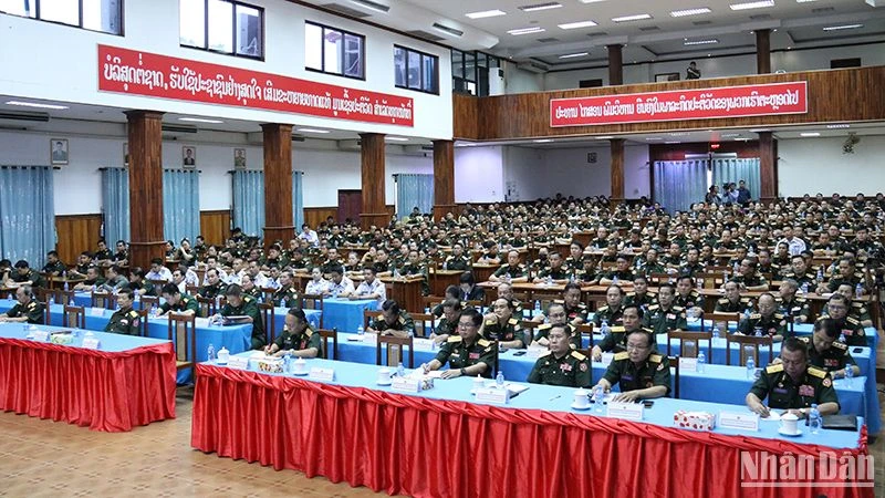 Khoảng 400 tướng lĩnh, sĩ quan, cán bộ chiến sĩ Quân đội nhân dân Lào tham dự buổi nói chuyện. (Ảnh: Hải Tiến)