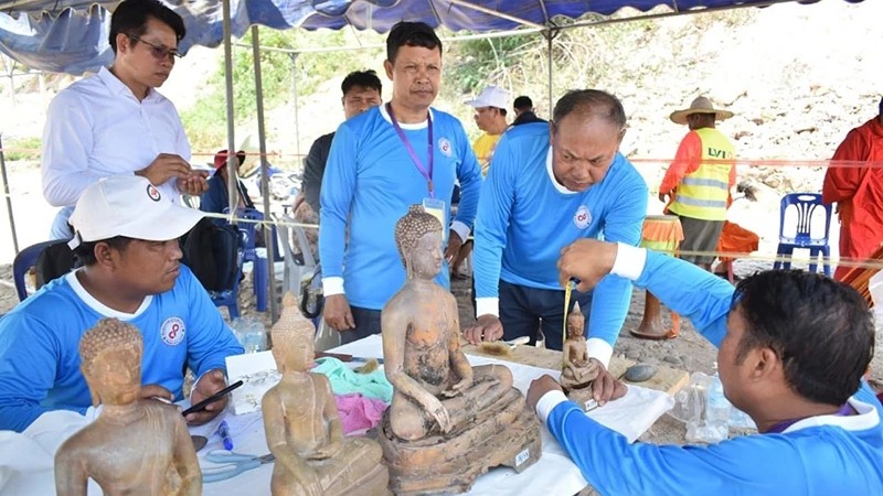 Một số pho tượng Phật cỡ nhỏ được tìm thấy ở tỉnh Bokeo, Bắc Lào. (Ảnh: Báo Pasaxon)