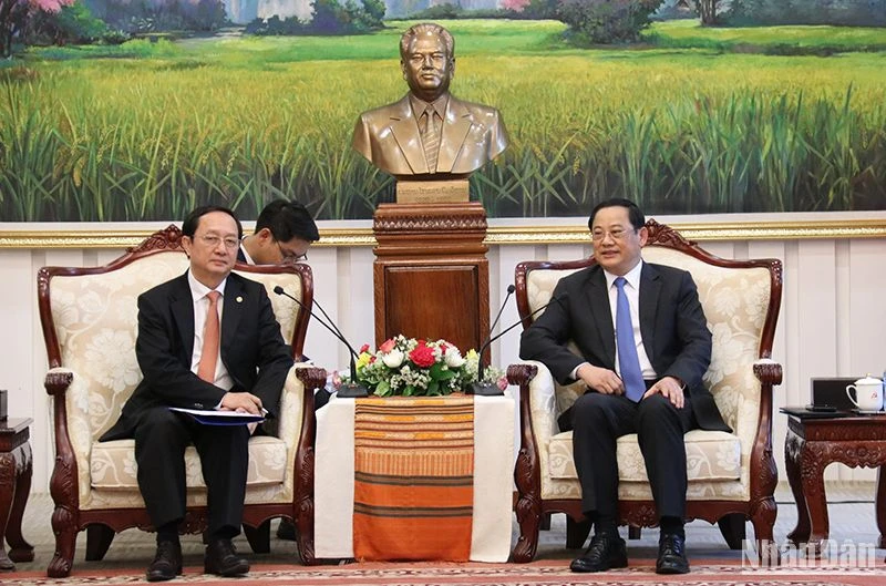 Bộ trưởng Khoa học và Công nghệ Huỳnh Thành Đạt tiếp kiến Thủ tướng Lào Sonexay Siphandone. Ảnh: Hải Tiến