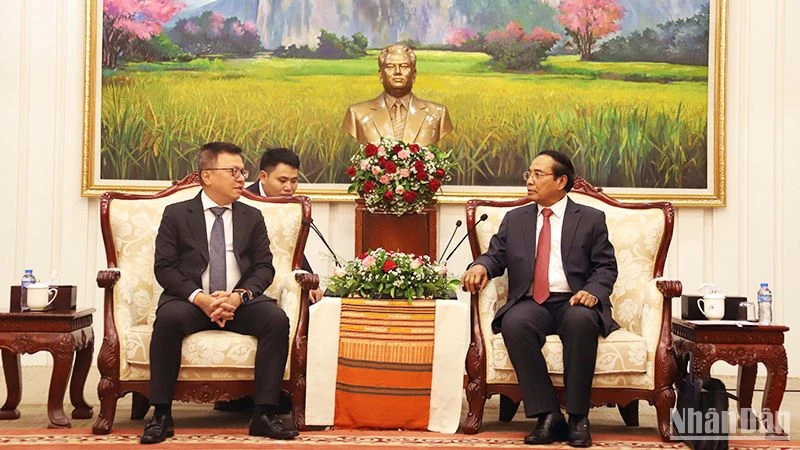 Thường trực Ban Bí thư Đảng Nhân dân Cách mạng Lào, Phó Chủ tịch nước Lào Bounthong Chitmany tiếp thân mật đồng chí Lê Quốc Minh cùng Đoàn đại biểu Báo Nhân Dân. (Ảnh: Hải Tiến)