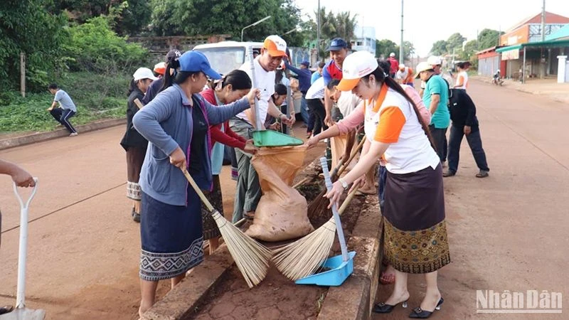 Cơ quan y tế Lào kêu gọi người dân giữ gìn môi trường xung quanh sạch sẽ để hạn chế sốt xuất huyết. (Ảnh CTV cung cấp)