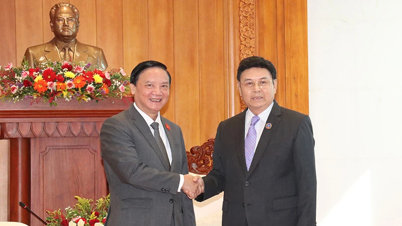 Phó Chủ tịch Quốc hội Nguyễn Khắc Định (trái) và Chủ tịch Quốc hội Lào Xaysomphone Phomvihane. Ảnh: Hải Tiến