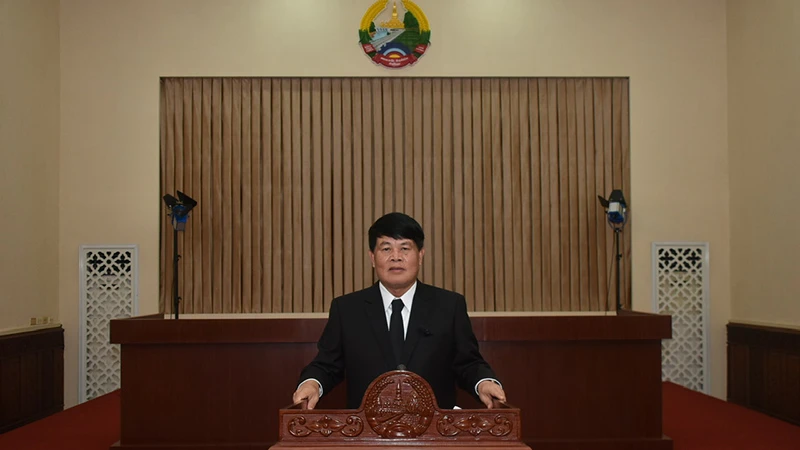 Bộ trưởng, Chủ nhiệm Văn phòng Phủ Thủ tướng Lào Buakhong Nammavong trình bày thông cáo. (Ảnh: Cộng tác viên)