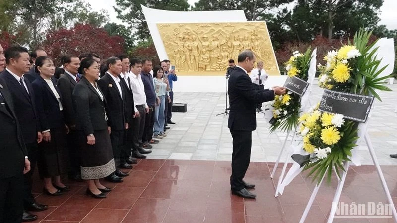 Các đại biểu đặt vòng hoa, dâng hương tại Đài tưởng niệm Liên minh chiến đấu Lào-Việt Nam tỉnh Xiengkhouang. (Ảnh: Hải Tiến)