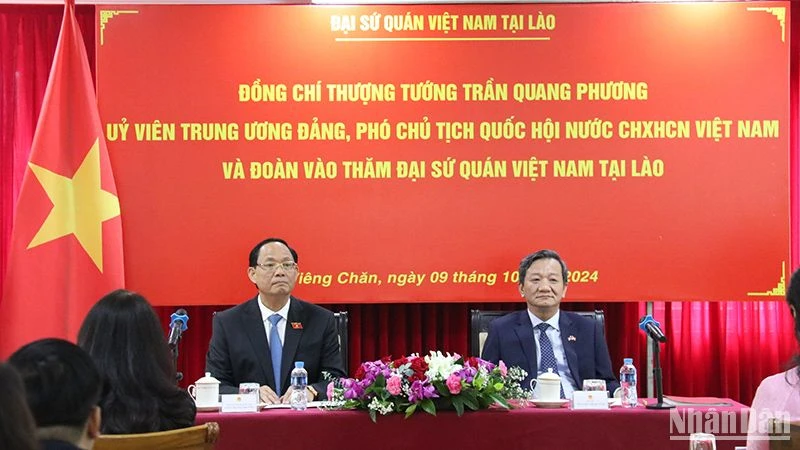 Phó Chủ tịch Quốc hội Trần Quang Phương (bên trái) cùng Đại sứ Nguyễn Minh Tâm.