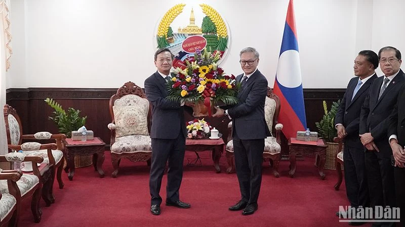 Đại sứ Nguyễn Minh Tâm chúc mừng Bộ trưởng Ngoại giao Lào nhân kỷ niệm 49 năm Quốc khánh nước Cộng hòa Dân chủ Nhân dân Lào. Ảnh: Hải Tiến