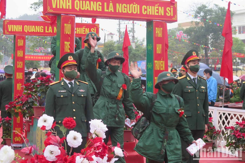Thanh niên huyện Cao Lộc, (Lạng Sơn) nô nức lên đường nhập ngũ.