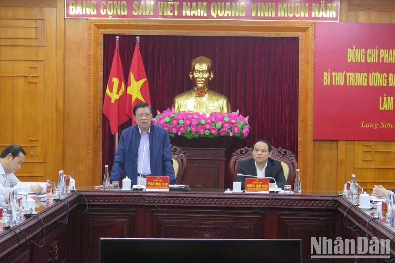 Đồng chí Phan Đình Trạc phát biểu ý kiến tại buổi làm việc với lãnh đạo tỉnh Lạng Sơn.