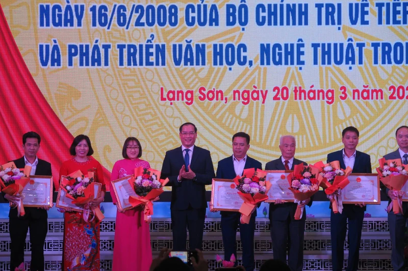 Đại diện lãnh đạo Ủy ban nhân dân tỉnh Lạng Sơn tặng bằng khen của Ủy ban nhân dân tỉnh cho các cá nhân có thành tích xuất sắc thực hiện Nghị quyết số 23-NQ/TW của Bộ Chính trị. 