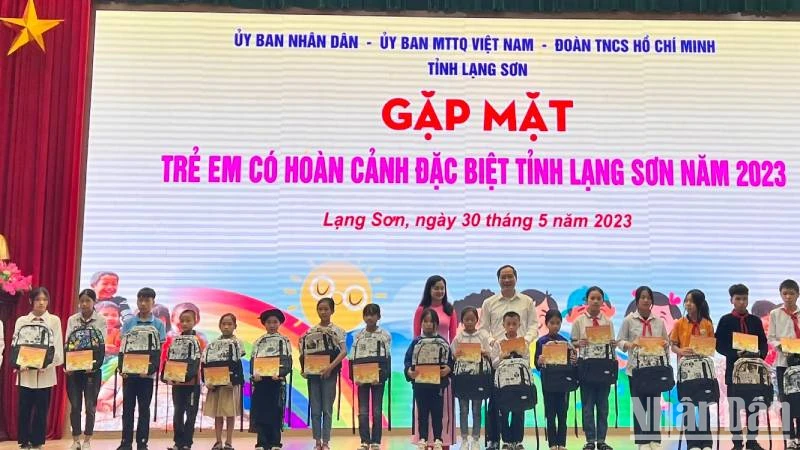 Đại diện lãnh đạo Ủy ban nhân dân tỉnh Lạng Sơn tặng quà cho trẻ em có hoàn cảnh đặc biệt trên địa bàn tỉnh.