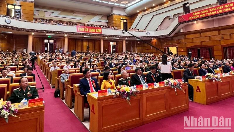 Các đại biểu dự lễ kỷ niệm 90 năm Ngày truyền thống Đảng bộ tỉnh Lạng Sơn.