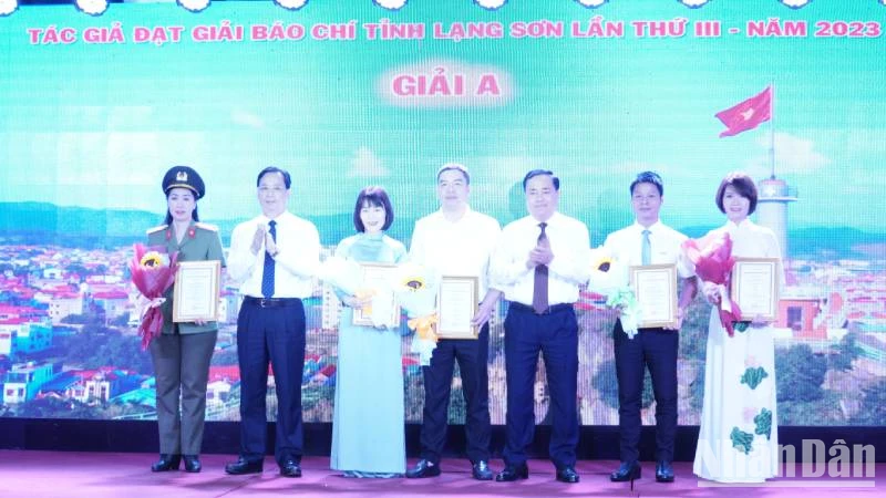Đại diện lãnh đạo Tỉnh ủy, Ủy ban nhân dân tỉnh Lạng Sơn trao giải cho các tác giả đoạt giải A.