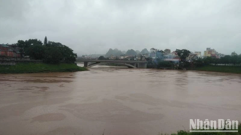 Nước trên sông Kỳ Cùng, Thành phố Lạng Sơn (Lạng Sơn) đang tiếp tục dâng cao.