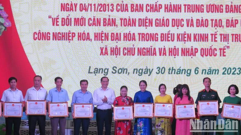 Đại diện lãnh đạo Ủy ban nhân dân tỉnh Lạng Sơn, trao tặng bằng khen của Chủ tịch Ủy ban nhân dân tỉnh cho các tập thể và cá nhân có thành tích xuất sắc trong thực hiện Nghị quyết số 29 của Ban Chấp hành Trung ương Đảng khóa XI.