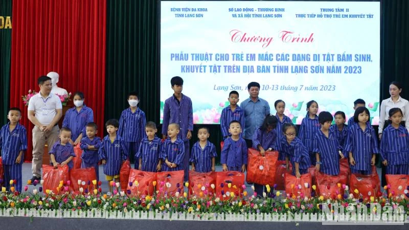 Các nhà tài trợ tặng quà cho trẻ khuyết tật, bẩm sinh tại chương trình phẫu thuật ở Bệnh viện đa khoa Lạng Sơn.
