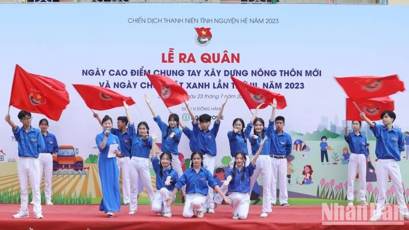 Đội thanh niên xung kích huyện Chi Lăng, (Lạng Sơn), tham gia văn nghệ chào mừng lễ ra quân.