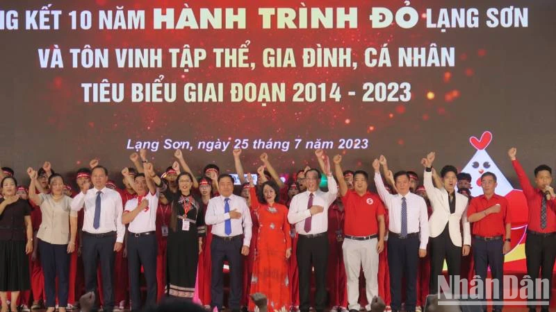 Các đồng chí lãnh đạo Ủy ban nhân dân tỉnh Lạng Sơn cùng các thành viên trong Ban Chỉ đạo vận động hiến máu của tỉnh tham gia vận động, cổ vũ người dân hiến máu tình nguyện.