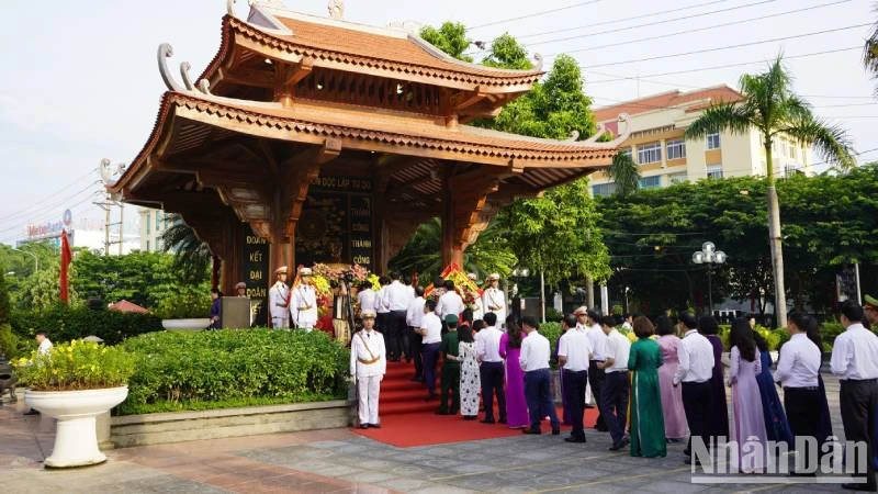 Đoàn lãnh đạo Tỉnh ủy, Hội đồng nhân dân, Ủy ban nhân dân tỉnh Lạng Sơn dâng hương, tại khuôn viên lưu niệm Chủ tịch Hồ Chí Minh.
