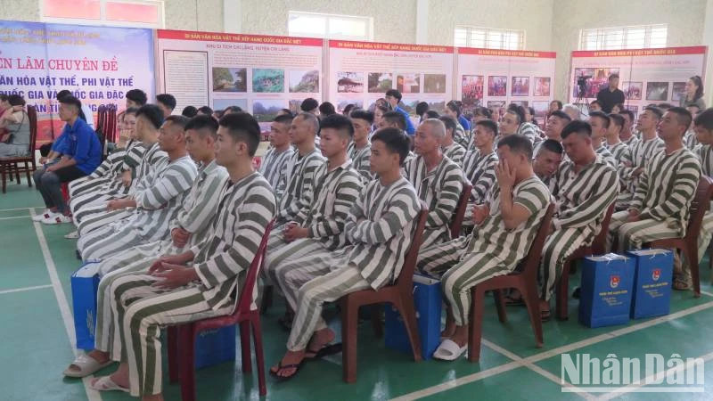 Các phạm nhân ở Trại tạm giam Công an tỉnh Lạng Sơn dự Chương trình:" Vì ngày mai tươi sáng" .