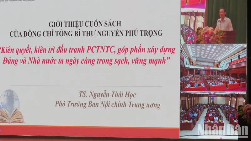 Báo cáo viên Ban Nội Chính Trung ương giới thiệu cuốn sách của đồng chí Tổng Bí thư Nguyễn Phú Trọng.