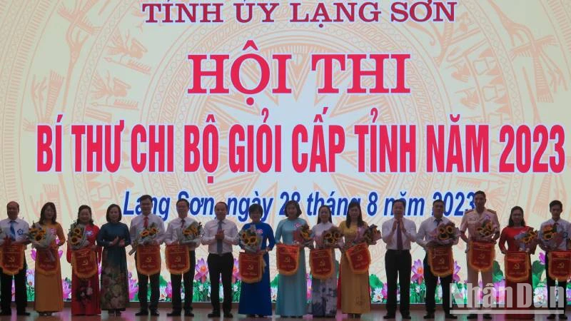 Lãnh đạo Tỉnh ủy Lạng Sơn tặng hoa và cờ lưu niệm cho các thí sinh tham dự Hội thi.