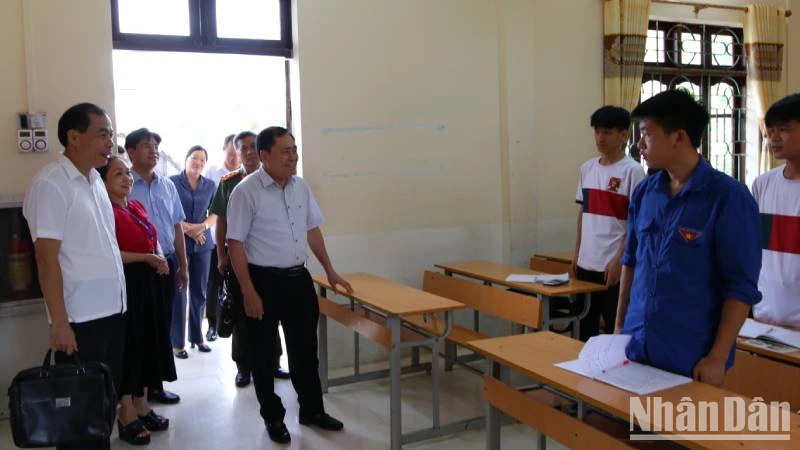 Lãnh đạo Ủy ban nhân dân tỉnh Lạng Sơn kiểm tra cơ sở vật chất trường học tại Trường trung học phổ thông huyện Đình Lập.