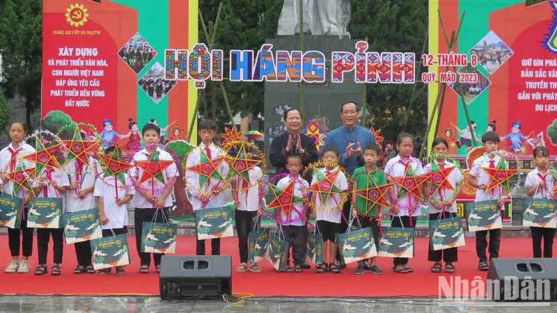 Đại diện lãnh đạo Ủy ban nhân dân tỉnh Lạng Sơn tặng quà bánh trung thu cho các em học sinh tiêu biểu của thành phố Lạng Sơn.