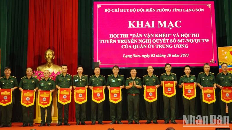 Các đội thi Hội thi "Dân vận khéo" của Bộ đội biên phòng Lạng Sơn nhận cờ lưu niệm của Ban tổ chức.