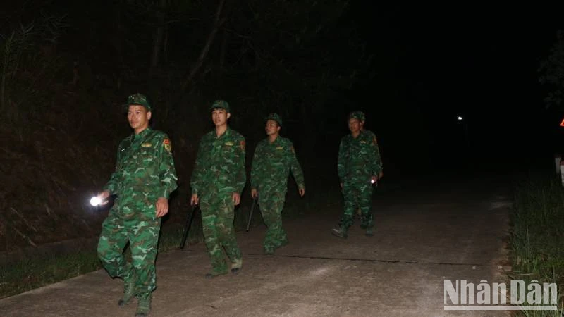 Cán bộ chiến sĩ, đồn biên phòng cửa khẩu Chi Ma, Lộc Bình (Lạng Sơn) tuần tra, kiểm soát ngăn chặn gia cầm nhập lậu trên đường biên giới.