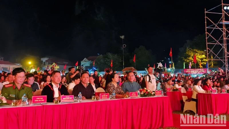 Đại diện lãnh đạo tỉnh Lạng Sơn, cùng đông đảo bà con nhân dân các dân tộc tham gia lễ hội.
