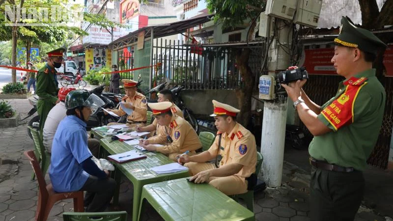 Phòng cảnh sát giao thông tỉnh Lạng Sơn, chủ trì phối hợp với tổ điều lệnh công an tỉnh, phòng cảnh sát cơ động, tăng cường kiểm tra vi phạm nồng độ cồn.