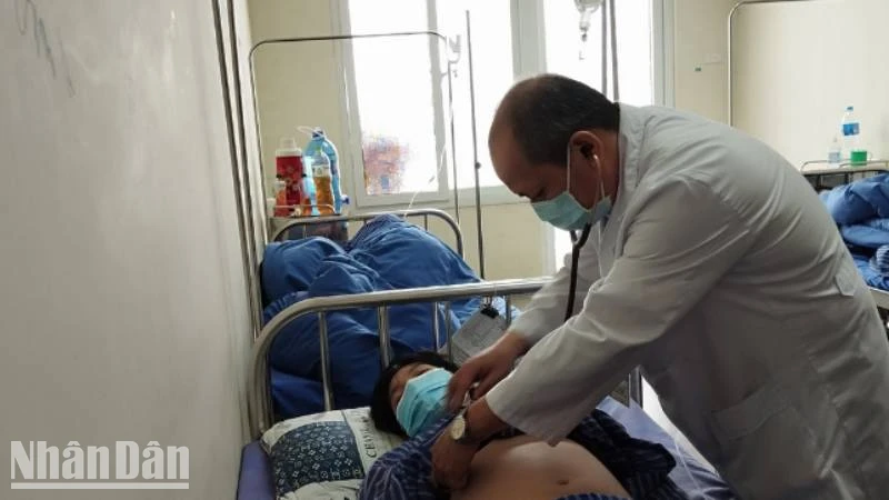 Bác sĩ Bệnh viện đa khoa Lạng Sơn theo dõi, điều trị bệnh nhân viêm màng não do não mô cầu.