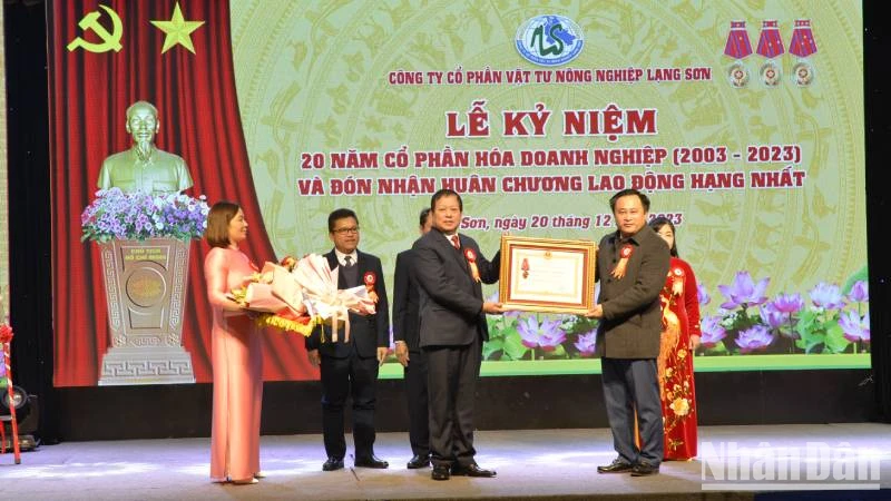 Đại diện lãnh đạo UBND tỉnh Lạng Sơn trao Huân chương Lao động hạng Nhất cho lãnh đạo Công ty Cổ phần vật tư nông nghiệp tỉnh Lạng Sơn.