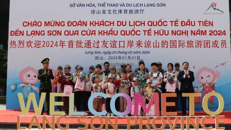 Lạng Sơn chào đón đoàn khách du lịch quốc tế đầu tiên năm 2024,qua cửa khẩu quốc tế Hữu Nghị, Cao Lộc, (Lạng Sơn).