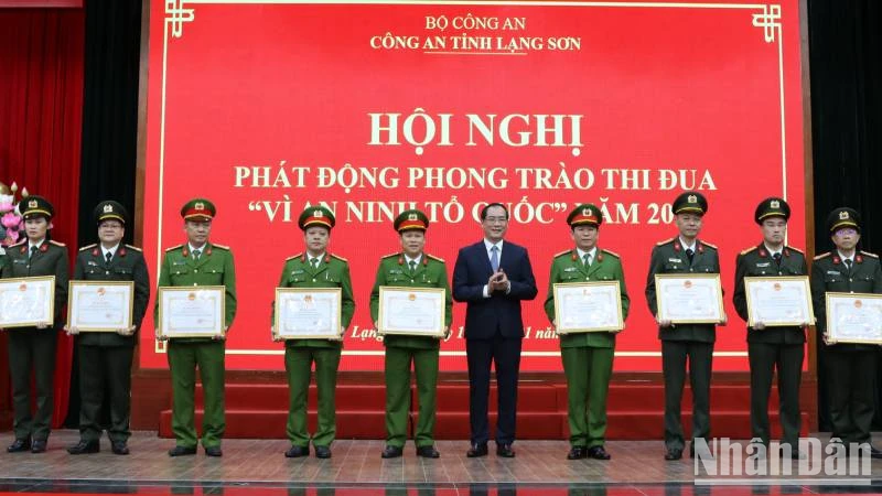Thừa ủy quyền của Chủ tịch nước, phó Chủ tịch Ủy ban nhân dân tỉnh Lạng Sơn Dương Xuân Huyên trao tặng Huân chương các hạng và bằng khen của Bộ công an, cùng bằng khen của Ủy ban nhân dân tỉnh cho các tập thể và cá nhân. 