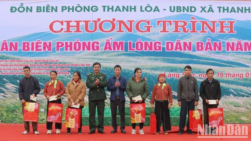 Lãnh đạo Bộ chỉ huy Bộ đội Biên phòng tỉnh Lạng Sơn tặng quà cho các hộ gia đình khó khăn ở khu vực biên giới.