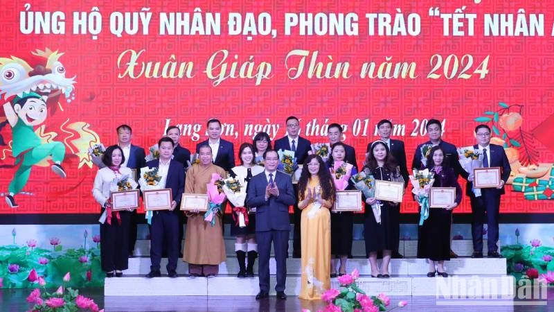 Đại diện lãnh đạo Ủy ban nhân dân tỉnh Lạng Sơn trao biển ghi nhận những tấm lòng vàng của các tổ chức, đơn vị, doanh nghiệp, nhà hảo tâm... có nhiều đóng góp cho Quỹ Nhân đạo của tỉnh.