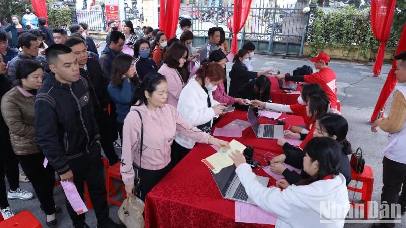 Đông đảo người dân thành phố Lạng Sơn đến đăng ký tham gia hiến máu tình nguyện.