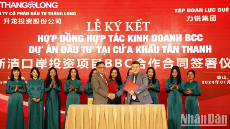 Đại diện Công ty cổ phần đầu tư Thăng Long, (Việt Nam) và Tập đoàn Lực Duệ (Trung Quốc), ký kết hợp đồng hợp kinh doanh. 