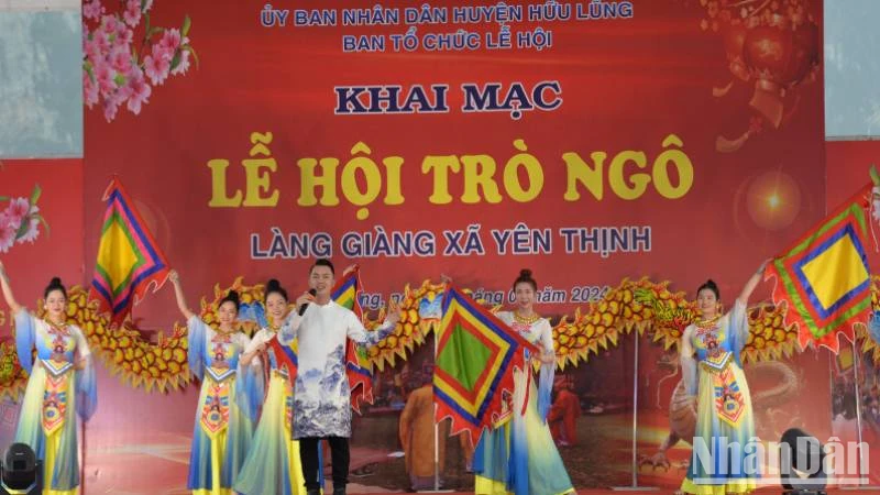 Các đội văn nghệ quần chúng ở huyện Hữu Lũng (Lạng Sơn) tham gia biểu diễn văn nghệ tại Lễ hội Trò Ngô.