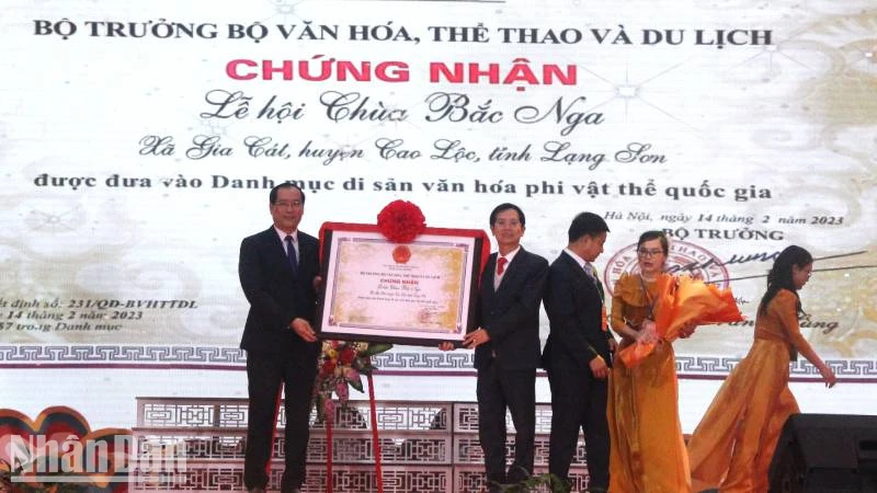 Đại diện lãnh đạo Ủy ban nhân dân tỉnh Lạng Sơn, trao quyết định công nhận Lễ hội chùa Bắc Nga là Di sản văn hóa phi vật thể quốc gia.