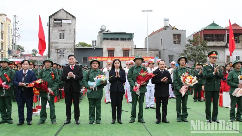 Lãnh đạo Tỉnh ủy, Huyện ủy, Ủy ban nhân dân huyện Lộc Bình (Lạng Sơn), tặng hoa chúc mừng các tân binh lên đường nhập ngũ.