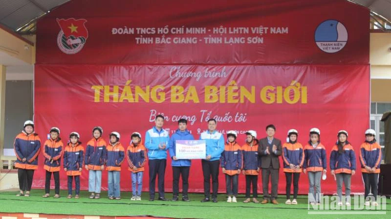 Các đơn vị tặng mũ bảo hiểm cho học sinh Trường Trung học cơ sở Xuất Lễ, Cao Lộc (Lạng Sơn).
