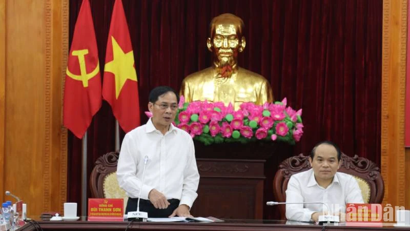 Đồng chí Bùi Thanh Sơn, Ủy viên Trung ương Đảng, Bộ trưởng Ngoại giao làm việc với Ban Thường vụ Tỉnh ủy Lạng Sơn.