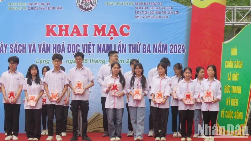 Ban tổ chức tặng sách cho học sinh có hoàn cảnh khó khăn.